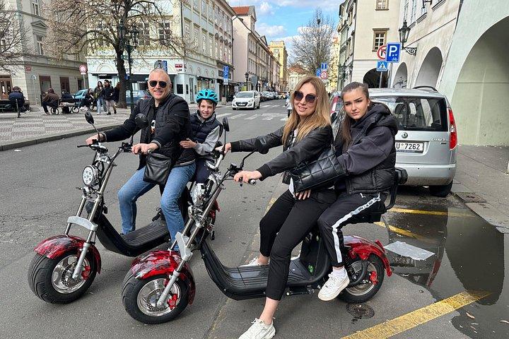 Privat live-guidet E-scooter-tur i Prag: 2 timer