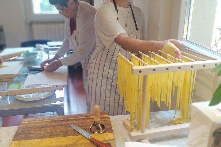 Experiencia de clase de cocina privada y auténtica con la familia.
