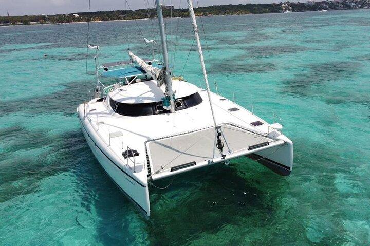 7 timer / 46 fod katamaran privat charter fra Cancun til Isla Mujeres