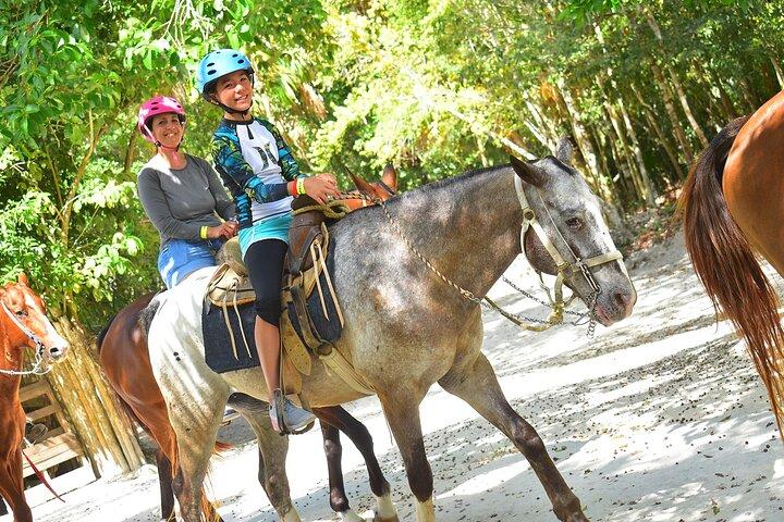 Reiten plus ATV, Cenote, Ziplines und Mittagessen