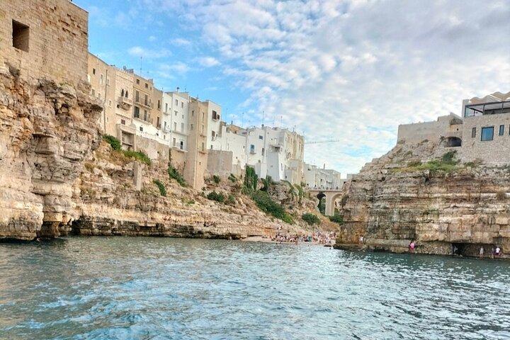 Passeio de barco para descobrir as Cavernas de Polignano