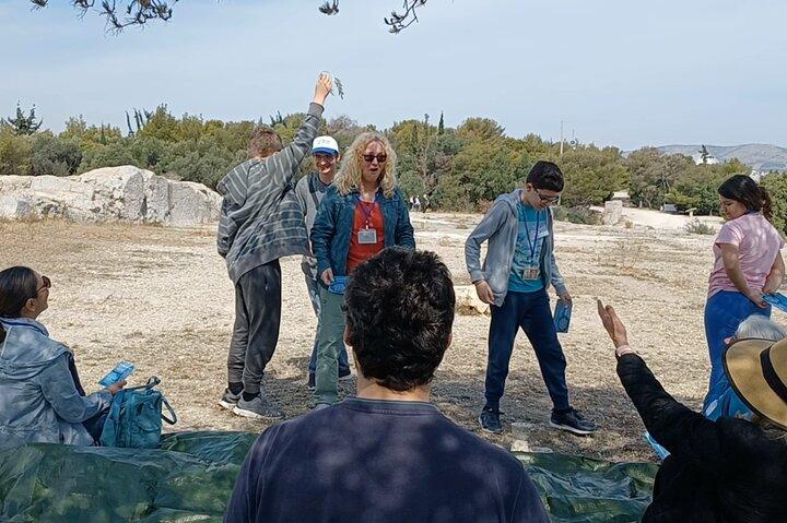 Atividade de workshop experiencial sobre democracia na colina Pnyx, Atenas