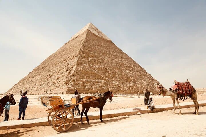 Cairo: Pyramids, Bazaar, Lunch with Female Guide