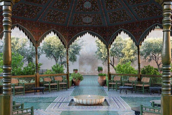 Marrakech avslöjade Ben Youssef Madrassa hemliga trädgård och souker