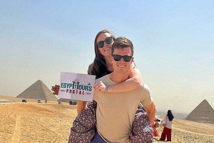 Day Tour to Giza Pyramids Complex, Egyptian Museum & Bazaar