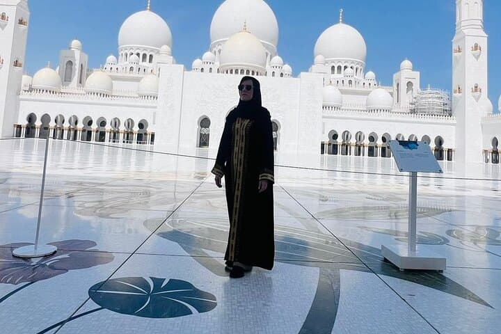 8 hours Abu Dhabi Grand Mosque and Qasar Al Watan Palace Tour