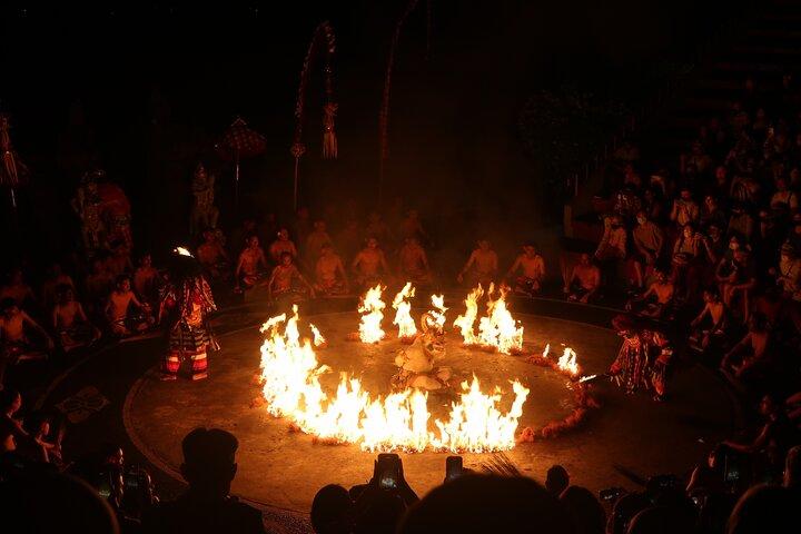 Experiencia al atardecer en Uluwatu: baile Kecak y cena en Jimbaran