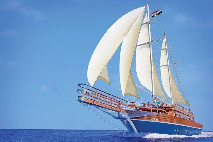 Hurghada Pirates sejlbåd til Orange bay og frokostbuffet