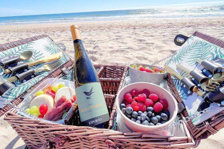 Lisbon Brunch Beach Picnic com configuração de praia e transfers