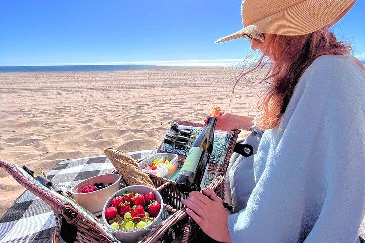Lisbon Brunch Beach Picnic com configuração de praia e transfers