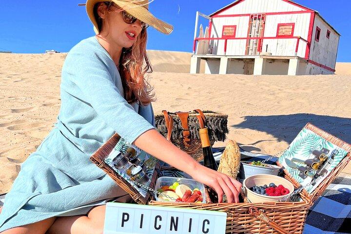 Lisbon Brunch Beach Picnic com configuração de praia e transfers