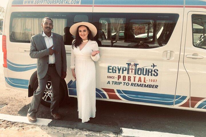 Day Tour to Giza Pyramids Complex, Egyptian Museum & Bazaar