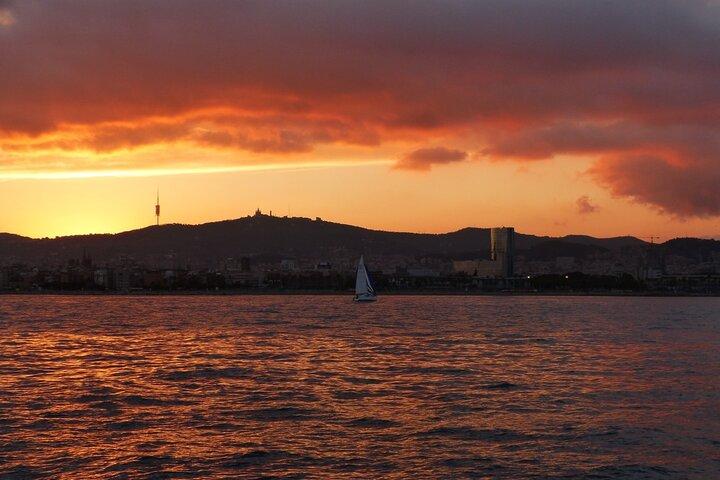 Tour in barca a vela al tramonto a Barcellona