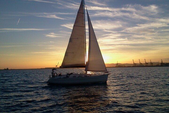 Tour in barca a vela al tramonto a Barcellona