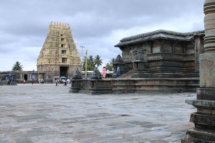 Belur og Halebidu privat dagstur med guide, indgange og AC-bil