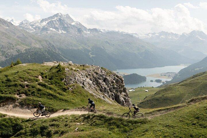 Découvrez l'Engadine avec une visite guidée privée à vélo