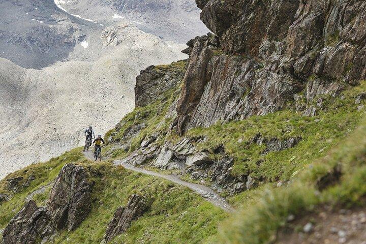 Découvrez l'Engadine avec une visite guidée privée à vélo
