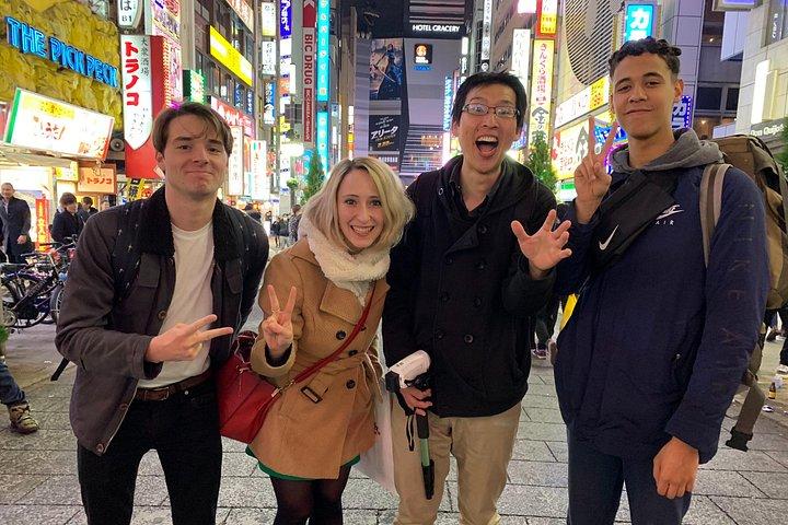 Golden Gai Hidden Eats ガイドによるパーソナライズされた新宿フードツアー