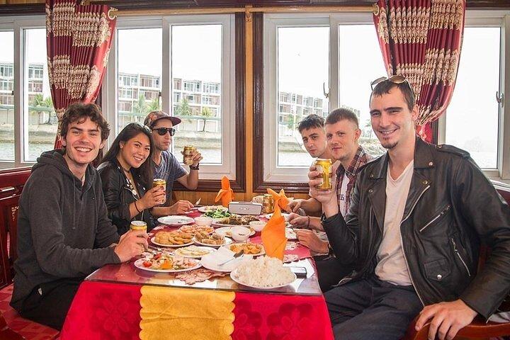 低予算旅行者のためのウィゴー クルーズ ハロン湾スタンダード 1 日ツアー