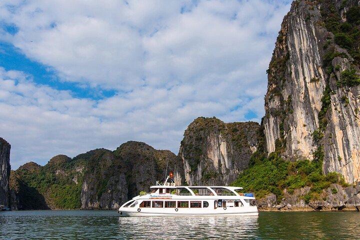 Excursión de un día a la bahía de Halong desde Hanoi: cueva sorprendente, isla Titop