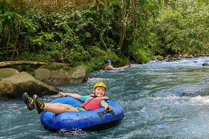Kombinierter Blue River Tubing, Faultier-Zufluchtsort und Regenwald.