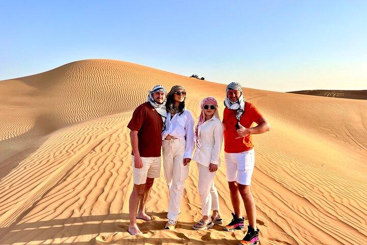 Dubai : Red Dunes woestijnsafari opgehaald door 4WD, BBQ & live shows