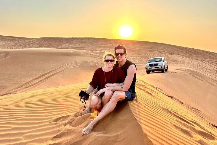Dubai : Red Dunes woestijnsafari opgehaald door 4WD, BBQ & live shows