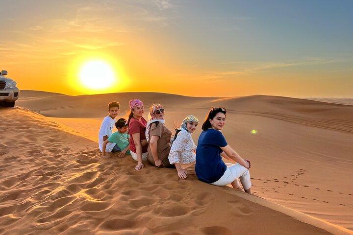 Dubai : Red Dunes woestijnsafari opgehaald door 4WD, BBQ & live shows