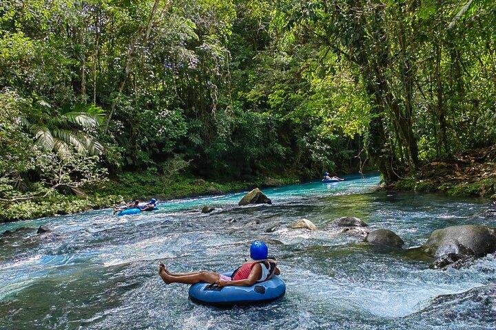 Kombinierter Blue River Tubing, Faultier-Zufluchtsort und Regenwald.