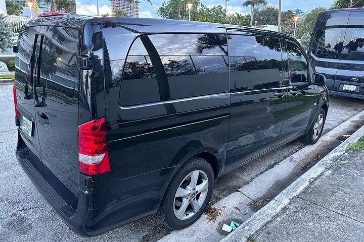 マイアミ空港からポート マイアミまたはマイアミのホテルまでの SUV 最大 5 名様まで