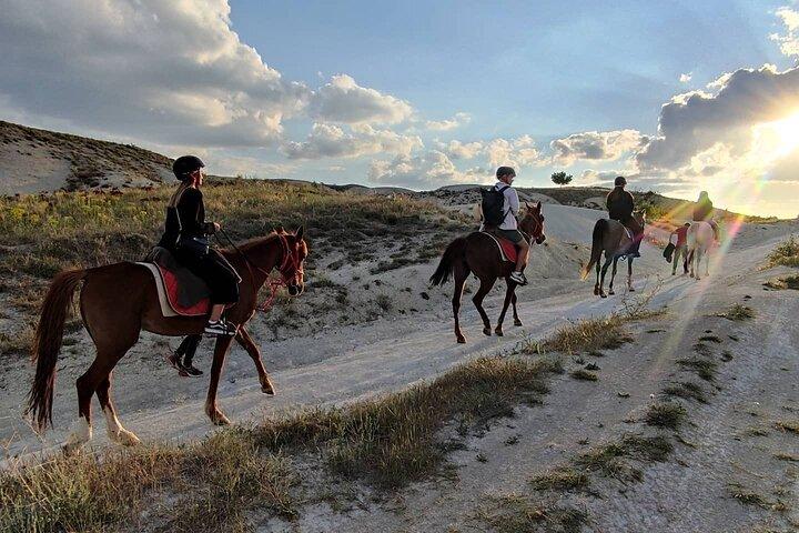 1 - 2 heures Goreme Horseback Promenade Activité (Diurne et coucher du soleil)