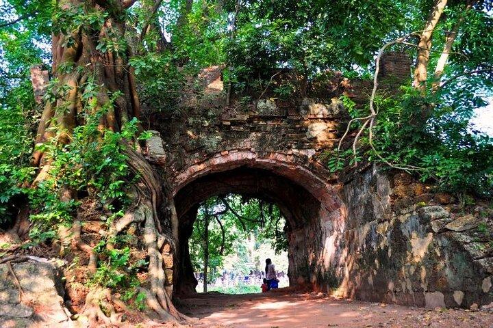 ドゥオンラム古代村プライベート ツアー : 古代ヴェスタージュ、要塞