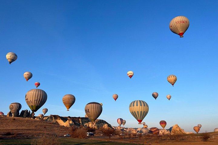 カッパドキア上空の熱気球日の出飛行