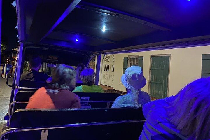 Rouler avec les fantômes lors d'une visite fantôme en voiturette de golf à St Augustine