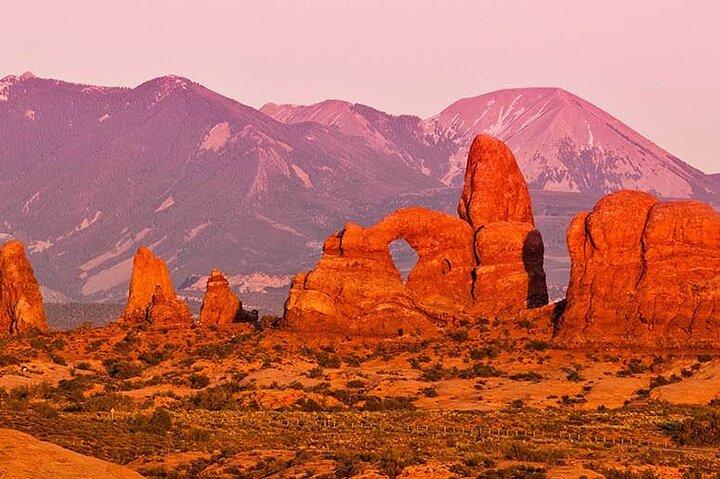 3-Hours Sunset Arches National Park 4X4 and Highlights Tour