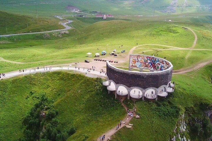 トビリシからカズベギとグダウリへのプライベート日帰りツアー