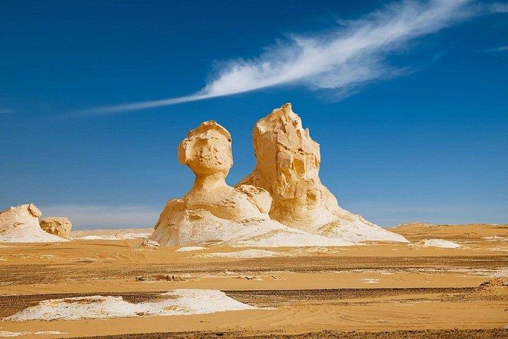 カイロ発、ユニークな白砂漠を探索する 2 日間