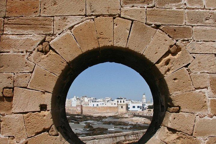 マラケシュ発エッサウイラ日帰り旅行－メディナ、ビーチ＆スカラビュー
