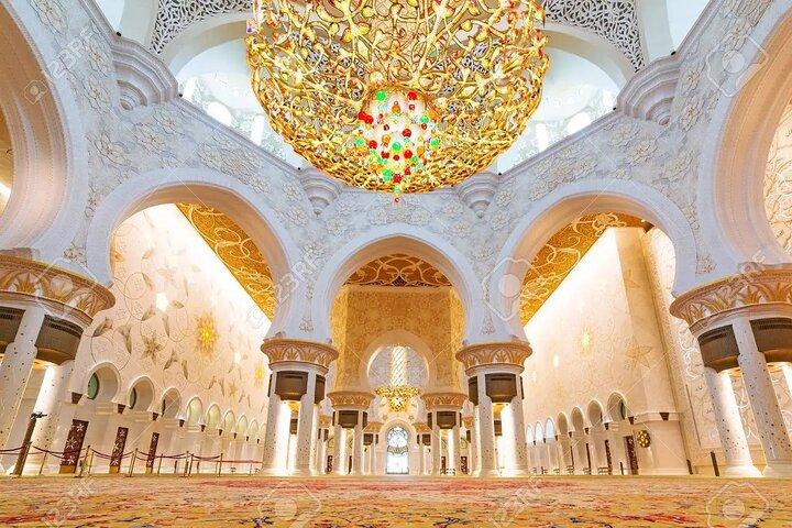 Visite privée de la grande mosquée Sheikh Zayed et du musée du Louvre au départ de Dubaï