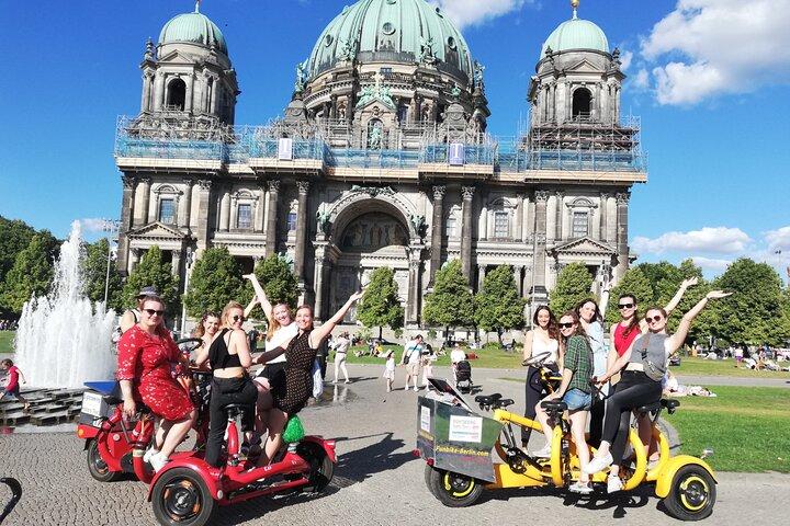 Berlin: Guided Private Sightseeing Tours with Funbikes, Teambikes