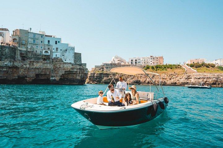 Polignano a Mare: Privat bådtur med champagne - 2 timer