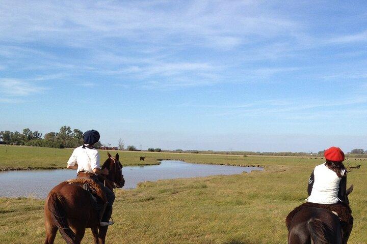 ガウチョ族と一緒に乗馬。