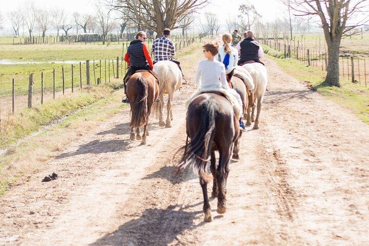 ガウチョ族と一緒に乗馬。