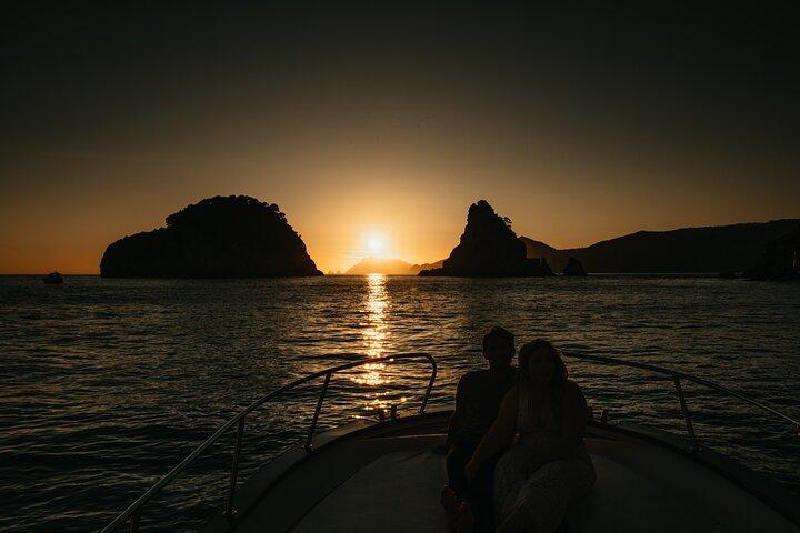 Experiencia privada al atardecer en la costa de Amalfi de 2 horas