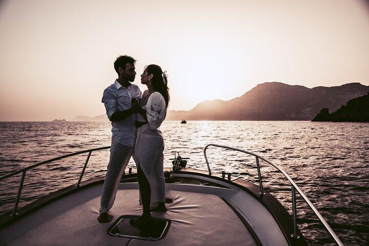 Experiencia privada al atardecer en la costa de Amalfi de 2 horas