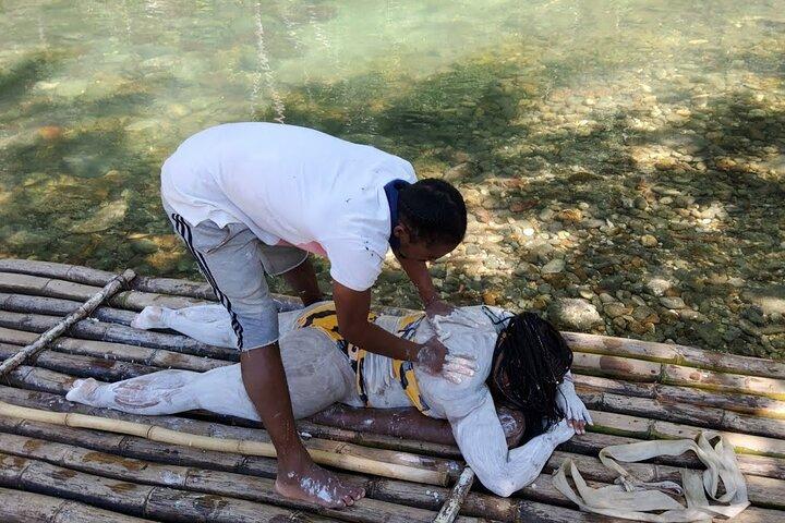 Rafting en bambú y masaje con piedra caliza en Montego Bay