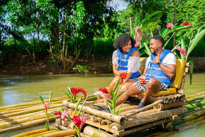 Rafting en bambú y masaje con piedra caliza en Montego Bay