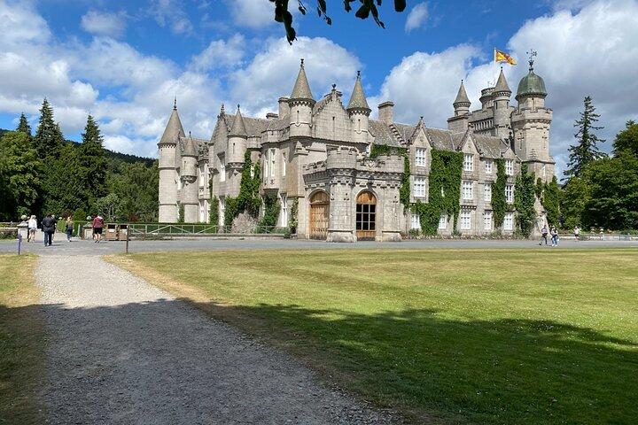 Tour privado a pie por Royal Cairns y tour por el castillo de Balmoral