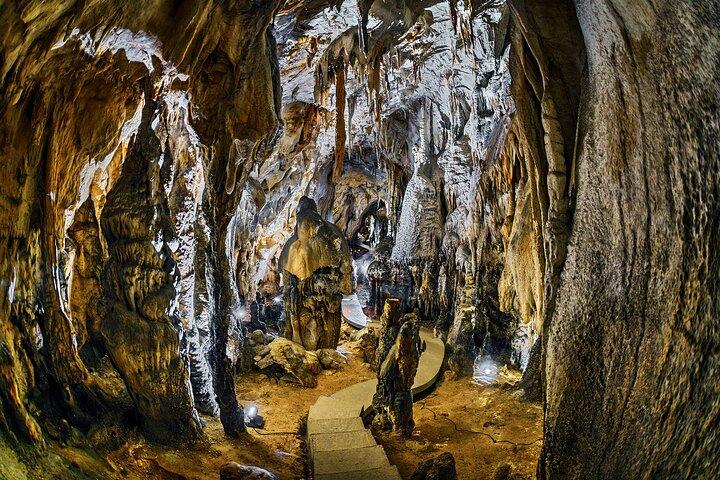 ザダル地域のヴェレビト山、洞窟、川を巡る観光旅行