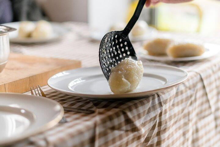 自然に囲まれたリトアニアの家での料理教室